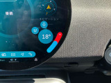 円形有機ELセンターディスプレイ、ミュージックサーバー、Bluetooth、ハンズフリーフォン付。