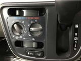 ダイヤル式のマニュアルエアコンを標準装備しています