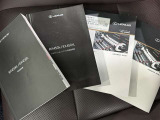 メンテナンスノート、取扱説明書です。 その車の整備記録が事細やかに記録されています。 車が生まれてから今までどのような道を歩んできたのか判るとても重要な物ですよ。