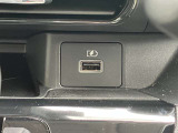 運転席近くにUSB電源ソケットが装備されており便利です。