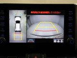 パノラミックビューモニターを装備。駐車場や交差点でクルマを真上から見るように周囲を確認できます。機能の詳細は販売店スタッフまでおたずねください。
