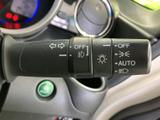 直感的な操作で、安全な車線変更をサポート。視認性の高いデザインで、周囲の安全確認もスムーズに行えます。