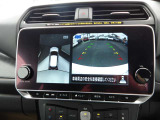 アラウンドビュー付き。上空から車両を見下ろしたような画像に加工された映像をディスプレイで確認しながら車庫入などができ大変便利です。