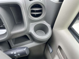 ペンなどの小物入れとしても便利なインパネドリンクホルダー(運転席)
