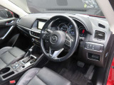 別角度からの運転席の画像です。オルガン式アクセルペダルの採用で運転時の疲労軽減に役立っています☆