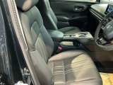 運転席シートは長時間の運転でも疲れにくい快適設計。体をしっかり支える形状で、安定したドライビングをサポートします。