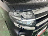 白く明るい光で夜間走行をサポートするLEDヘッドランプを搭載