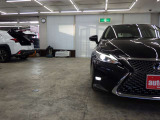 当店では専任のメカニックが大切なお客様のお車を一台一台丁寧に整備いたします。自社認証工場にてリフトアップし下回りまでキッチリ検査いたします。
