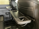 シートバックテーブルを装着しています!車内での軽食などに便利です!
