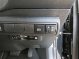 オートマチックハイビーム装備です。先行車や対向車のライトを認識し、ハイビームとロービームを自動で切り替える機能です。夜道の視界を確保します。詳細は販売店スタッフまでおたずねください。