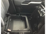 助手席の座面を跳ね上げると収納ボックスになります