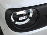 明るく白い光のLEDヘッドライトにより、夜間でも遠くまで見通しやすく、安全性が高まります。