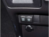 充電ケーブルなどが差し込めるソケットもついています。