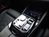 BMWの電子式シフトレバーはシンプル設計で機能的です。誤操作防止機能になっています。
