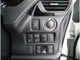 人気の【両側電動スライドドア】外から取っ手を引いたり、車種によってはボタンを押すだけでスライドドアの開閉が可能!鍵のボタンでも操作が出来て雨の日など少し離れたところからドアのかけ締め便利機能です!