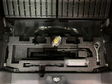 リヤには「いざ」という時のための工具が装備しております。ジャッキ・ナットレンチ・タイヤパンク修理キット・ミニコンプレッサーなどのお助けキットです。