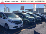 中古車展示場の風景です。常時60台ほどの中古車を展示しております。車種別にエリア展開していますので、ご希望の車種も探しやすいと思います。ご来店時はスタッフがご案内致しますので、お気軽にお声かけ下さい。