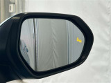 後続車が接近するのを知らせてくれるBSM(ブラインドスポットモニター)接近するとドアミラー部の警告灯が光ってくれるので、万が一の追突も防げそうですね♪上級装備です。