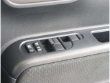 パワーウィンドウのスイッチです。車種によっては鍵のロック・アンロックに連動してミラーが開閉する「オートリトラクタブルミラー」も装備!