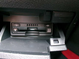 ETC車載器を装備しています。高速道路の料金所もストレスなく通行できます。すっきりとしたビルトインタイプですよ。