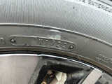 タイヤは 2022年製がついています。そして足元を精悍に引き締めるホンダ純正16インチアルミホイール、おしゃれは足元から、カッコイイですね!