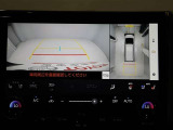 パノラミックビューモニターを装備。駐車場や交差点でクルマを真上から見るように周囲を確認できます。機能の詳細は販売店スタッフまでおたずねください。