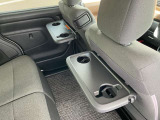 運転席・助手席シートバックテーブル。乳幼児用ドリンクマグ対応ホルダーを採用、さらにタブレット端末をたてかけやすいよう形状も工夫してます。