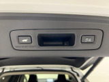 【パワーテールゲート】スマートキーのリモコンまたは運転席ドア・テールゲートのスイッチ操作で自動的に開閉します。女性の方でも楽々開閉出来て、とても便利です