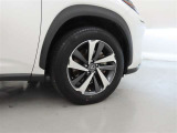 装着タイヤサイズは、225/60R18です。純正アルミホイールを装着しております。