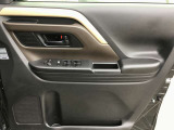 運転席のパワーウィンドウスイッチとトリムデザインです。