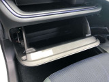 容量たっぷりとは言いませんがグローブボックス。