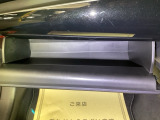 【グローボックス】助手席の前にあるグローボックスです。小物の収納に便利です。