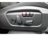 【運転席シート】人間工学に基づき形成した形状が長時間のドライブ疲労も軽減します。すべての走りを特別な出来事に変える様に設計されています。