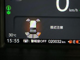 パーキングセンサーシステムは走行中に障害物が迫ると音と表示でお知らせ、低速走行時時の安心感を高めます