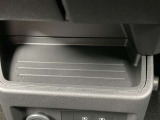 スマホなど小物がおけるスペースがあり便利です。