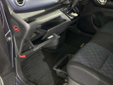 グローブボックス周り 運転席から中に収納した物をすぐに取り出せて便利です。