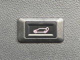【パワーバックドア】スマートキーや運転席のボタンを押すだけでリアゲートが自動で開閉します!荷物を持っている時や、高い位置にあるバックドアを閉める際に便利な機能です♪