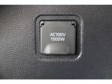 家庭用と同じコンセント【100V・1500W電源】を装備しています。PC等の電気製品に対応し、走行中にも使用できます。アウトドアでも活躍しますし、停電などの非常時には電源としても使える便利な装備です。