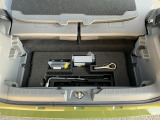 カーゴルーム下に収納スペースや車載工具があります。