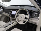 インストルメントパネルは僅かに運転席側へと傾けられているほか、余計なスイッチ類を可能な限り排し、運転に集中しやすい環境を造り出しています。