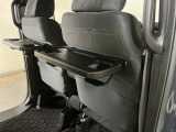 運転席と助手席のシートの裏に収納式のテーブルが装備されています。休憩時のちょっとした小物置きに使えてとっても便利ですね♪