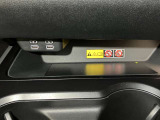 トレイに置くとスマートフォンを充電できる、ワイヤレス充電機能を装備。