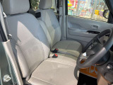 毎日過ごす運転席は要チェック。シートのへたり・擦れ、視界のイメージまで伝わる重要ポイント。