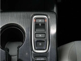 シフトはボタン操作となっており、直感的な操作性により、ドライバーの快適な運転を支援。P・N・Dは押す、Rは引くという人間の感覚にマッチした操作感です。
