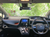 運転席まわりは前方へ広がる視界が確保され、メーターや画面も自然に目に入る配置です。座席は身体を預けやすい形状で、清潔感のある車内とあわせて、毎日の移動を落ち着いて過ごせる空間になっています。