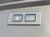 【パワーバックドア】スマートキーや運転席のボタンを押すだけでリアゲートが自動で開閉します!荷物を持っている時や、高い位置にあるバックドアを閉める際に便利な機能です♪