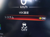 【横滑り防止】ハンドル操作や滑りやすい路面を走行中、横滑りを感知すると自動的に車両の進行を保つよう制御!