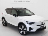 Volvo Cars appで車にリモートアクセスして、空調機能の操作や車の施錠・開錠、ソフトウェア更新などが可能です。エアコンやシートヒーターを操作して、出発前に車内を快適な温度に整えられます。