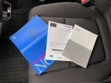 メンテナンスノート、取扱説明書です。 その車の整備記録が事細やかに記録されています。 車が生まれてから今までどのような道を歩んできたのか判るとても重要な物ですよ。