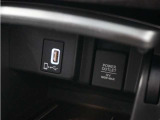 ◆USB接続端子◆スマホやiPodなどを接続して、いつもの音楽を車内でもお楽しみいただけます♪